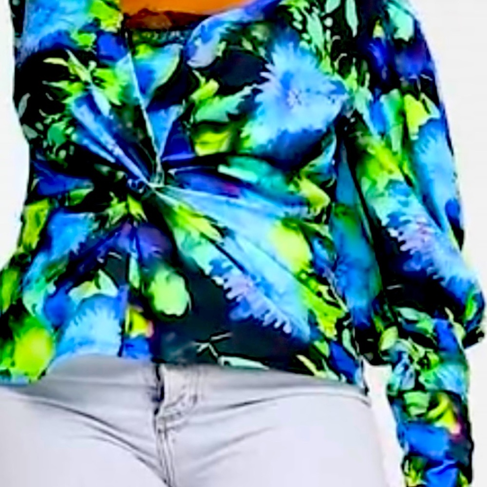 NEW XL top, puff sleeve twist on the front.